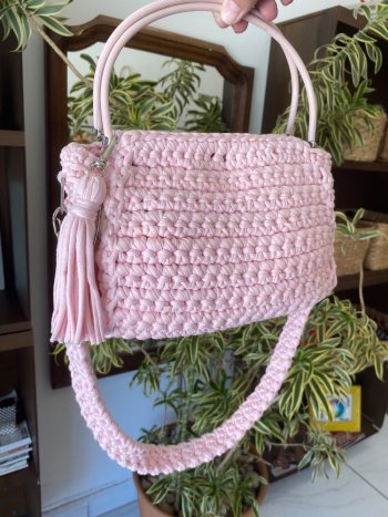 Bolsa artesanal de crochê em fio de malha